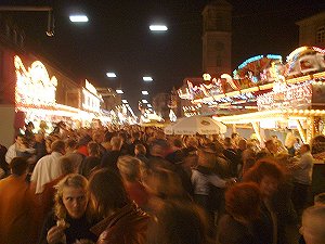 Abendliches Kärwa-Treiben