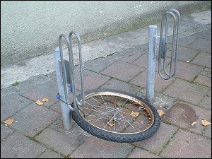 angekettetes Fahrrad-Vorderrad