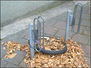 angekettetes Fahrrad-Vorderrad