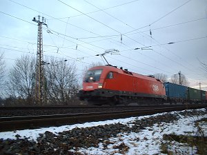 Containerzug mit Taurus-Lok der ÖBB