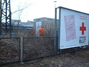 Straßenkehrer beim Wasserlassen