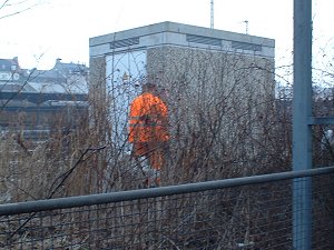 Straßenkehrer beim Wasserlassen