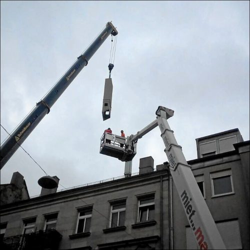 Die tarnende Plastikhülle wird wieder hochgehoben (Foto: Manu H.)