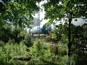 Blick aus des zonebattler's Garten auf das Bahnhofs-Hochhaus Blick aus des zonebattler's Garten auf das Bahnhofs-Hochhaus
