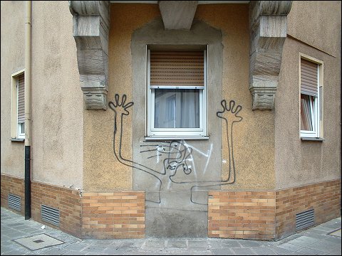Graffiti an Eckhaus (Nürnberg, Galgenhofstraße/Widhalmstraße)