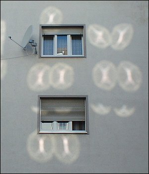 Lichtreflexe an einem Haus in der Fürther Karlstraße Lichtreflexe an einem Haus in der Fürther Karlstraße