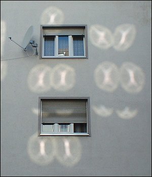 Lichtreflexe an einem Haus in der Fürther Karlstraße