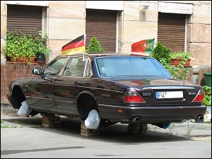 aufgebockte Jaguar-Limousine