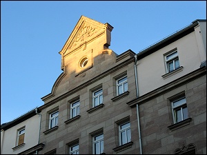 von der Abendsonne beschienener Hausgiebel (Neumannstraße)