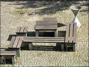 Bänke im Pausenhof des TZ Regensburg