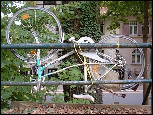 kopfstehendes Fahrrad am Erlanger Burgberg