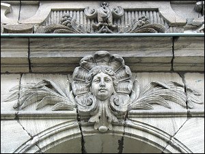 Eingangsverzierung in der Amalienstraße Eingangsverzierung in der Amalienstraße