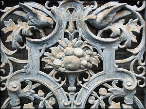 gußeisernes Ziergitter an einer Haustür (Amalienstraße)