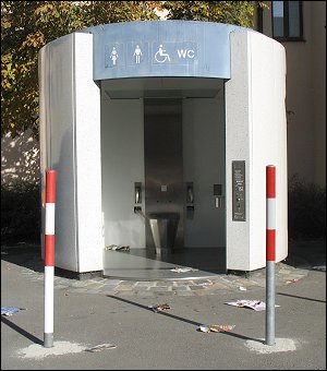 HighTech-Toilette hinter dem Fürther Rathaus