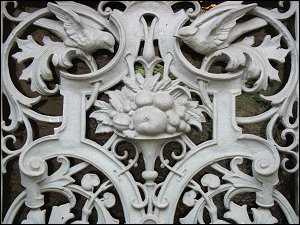 gußeisernes Haustür-Ziergitter (westl. Innenstadt)