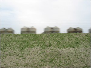 Güterzug mit Silowagen für staubförmige Güter