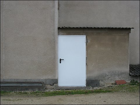 Weiße Stahltür (Fürth-Unterfürberg, Gruberstraße)
