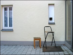 Katzenklappe mit Aufstiegshilfen in einem Innenhof in der Gustavstraße