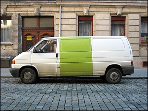 parkender Lieferwagen parkender Lieferwagen