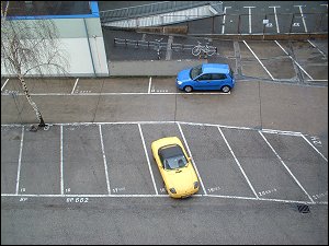 Blick auf den Parkplatz hinter dem Büro-Hochhaus