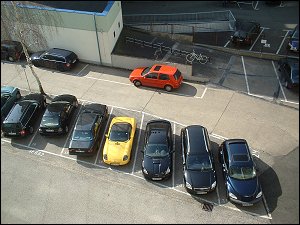 Blick auf den Parkplatz hinter dem Büro-Hochhaus