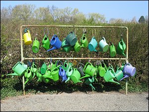 Gießkannen im Friedhof, individuell angekettet