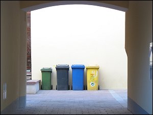 Mülltonnen in einem Hinterhof am Fürther Stadtpark