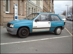 Kraftwagen mit weißer Tür