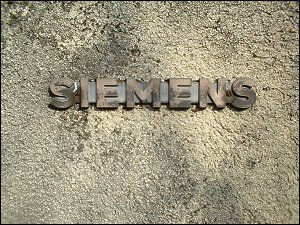 SIEMENS-Logo auf dem Trafohäuschen des Fürther Finanzamtes