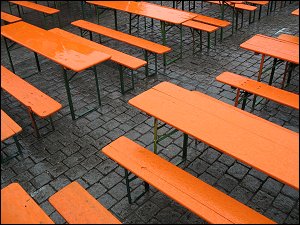 Regennasse Biertische auf der Fürther Freiheit