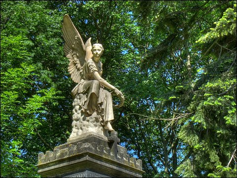 steinerner Engel im Fürther Stadtpark