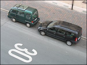 Subaru Libero E12 und Dacia Logan MCV