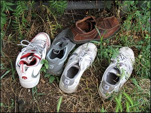 Schuhe am Rand der Karolinenstraße