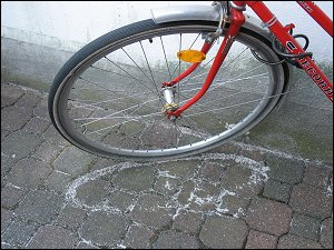 vom Regen ausgespülter Fugensand