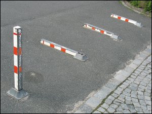 umgelegte Parkplatz-Sperren (Nürnberg, Wittekindstraße) umgelegte Parkplatz-Sperren (Nürnberg, Wittekindstraße)