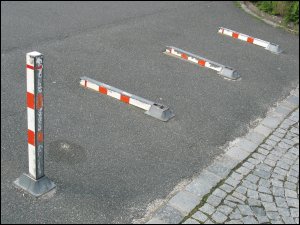 umgelegte Parkplatz-Sperren (Nürnberg, Wittekindstraße)