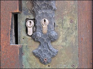 Haustür mit zwei Schlössern