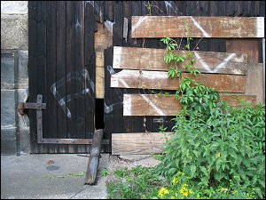 Tor des alten Lokschuppens mit Guckloch