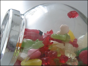 Glas mit Gummibären und anderen Zahnziehern