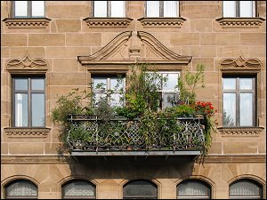 üppig bepflanzter Balkon in der Neumannstraße