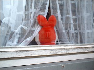 Plüschtier in einem Zimmerfenster Plüschtier in einem Zimmerfenster