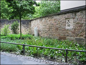 Relief am Westeingang des Stadtparks