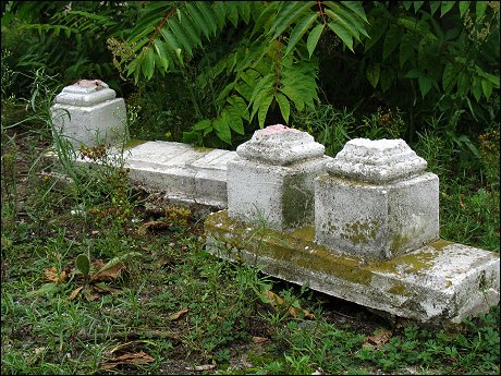 Fragment eines neben dem Fürther Recycling-Hof ordnungswidrig entsorgten Stein-Geländers