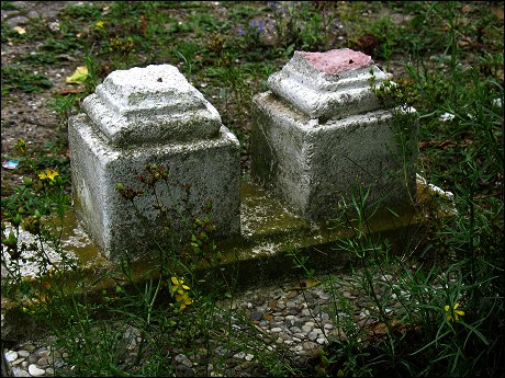 Fragment eines neben dem Fürther Recycling-Hof ordnungswidrig entsorgten Stein-Geländers