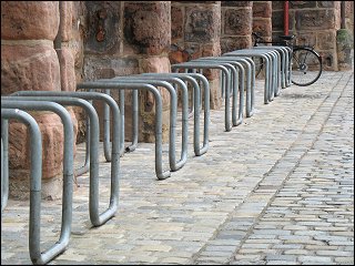 Fahrradständer an der Nürnberger Stadtmauer beim Neuen Museum (Klarissenplatz) Fahrradständer an der Nürnberger Stadtmauer beim Neuen Museum (Klarissenplatz)