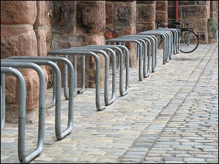 Fahrradständer an der Nürnberger Stadtmauer beim Neuen Museum (Klarissenplatz)