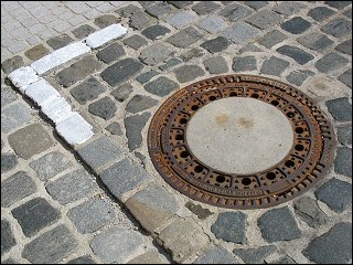 Markierung und Schachtdeckel im Schwabacher Straßenpflaster