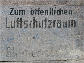 Luftschutz-Markierung in der Blumenstraße