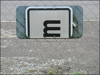 Schild am Parkplatzzaun des Landratsamtes in Fürth