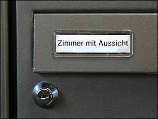 Briefkastenschild in der Otto-Seeling-Promenade